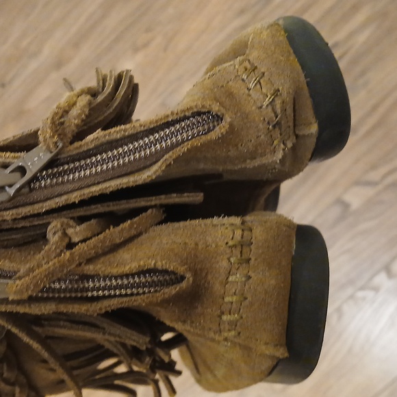 Minnetonka Moccasins - Picture 5 of 10